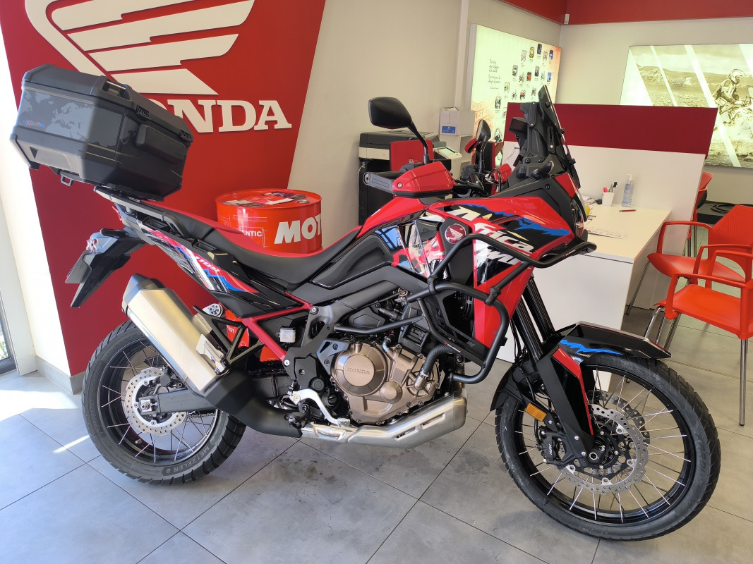 HONDA AFRICA TWIN * 2000€ D'ÉQUIPEMENTS & ACCESOIRES OFFERTS L'USINE MOTOS  ETUPES 